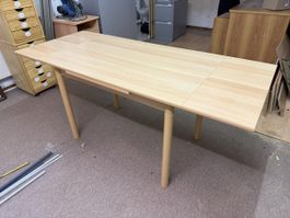 Belle table à rallonge en bois clair, style scandinave. 55 c