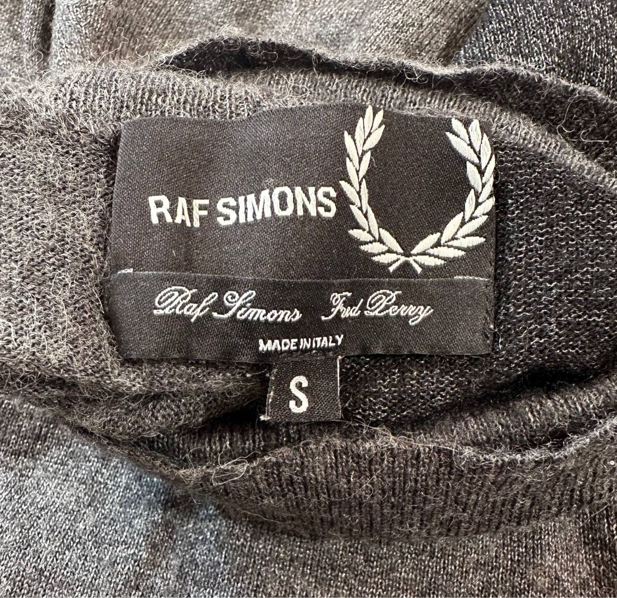 Raf Simons T-shirt: Raf Simons X Fred Perry  – Usato da Pfäffikon ZH venduto da Nataliia. 1