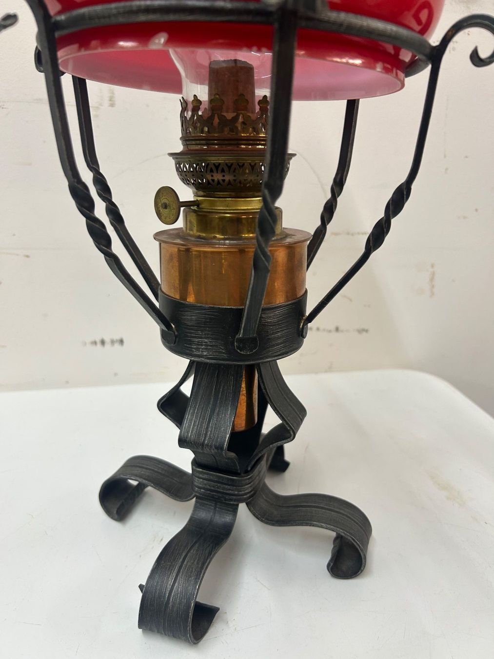 Lampade: Petrollampe aus Eisen Messing und Glas – Usato da Zürich venduto da Levelart 1