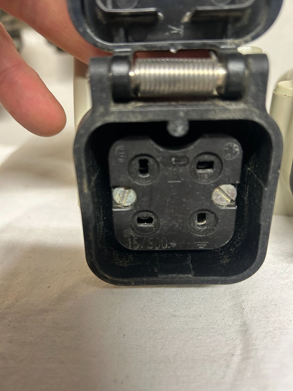 Spine: 3 Steckdosen, 1 Stecker – Usato da Luzern venduto da Hybase99 1