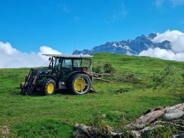Gepflegter John Deere 5820 mit Ritter Forstaufbau