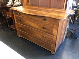 Alte Holz-Kommode mit vier Schubladen