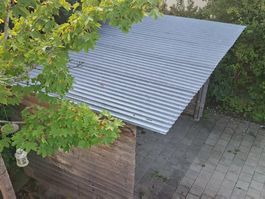 Fahrrad - Unterstand aus Metall, mit Wellblech Dach