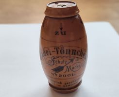 antikes Nadel-Tönnchen um 1900 mit mehreren Nadelfächer