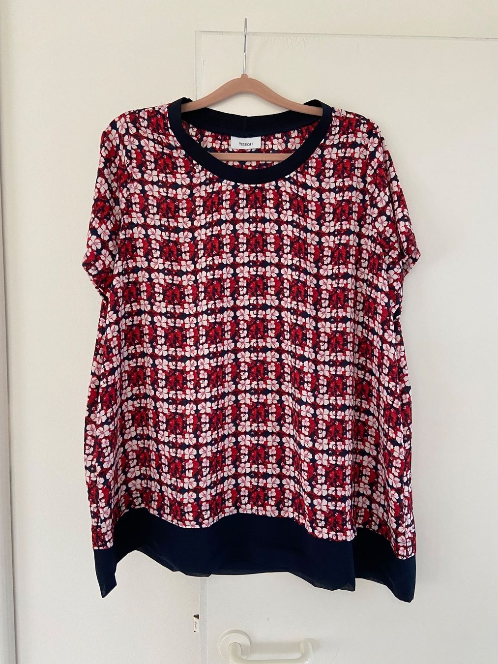 C&A Camicette: Bluse 52 / 54 Rot weiss blau Blumen neu – Nuovo (secondo la descrizione) da Luzern venduto da waterfront1