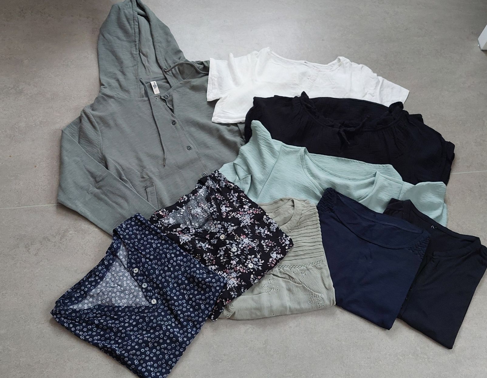 Lots de vêtements: Kleiderset – D'occasion à Escholzmatt par Ipbuur