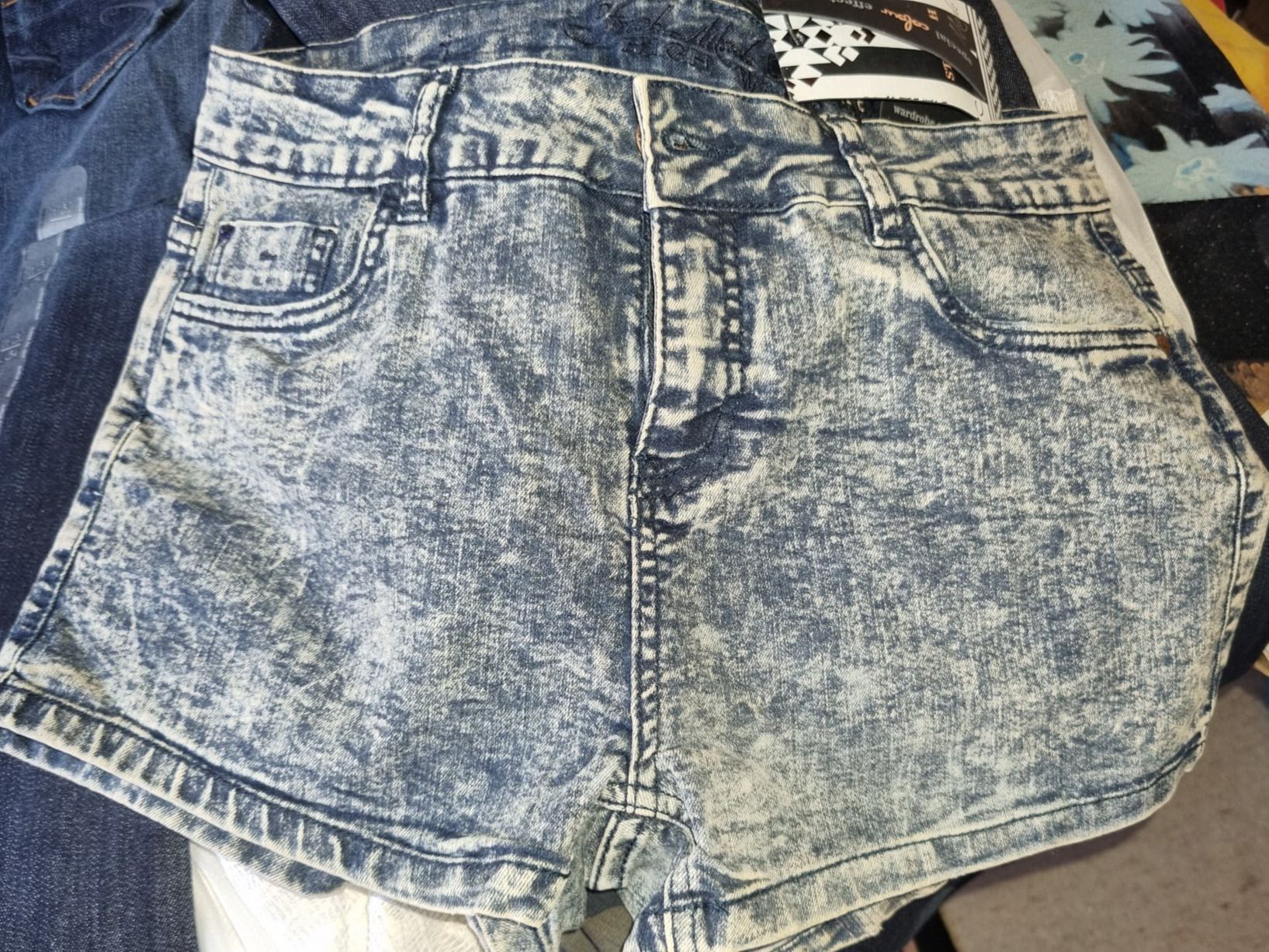Jeans: Jeans Shorts neu – Nuovo e nell'imballaggio originale da geroldswil venduto da Gumball1