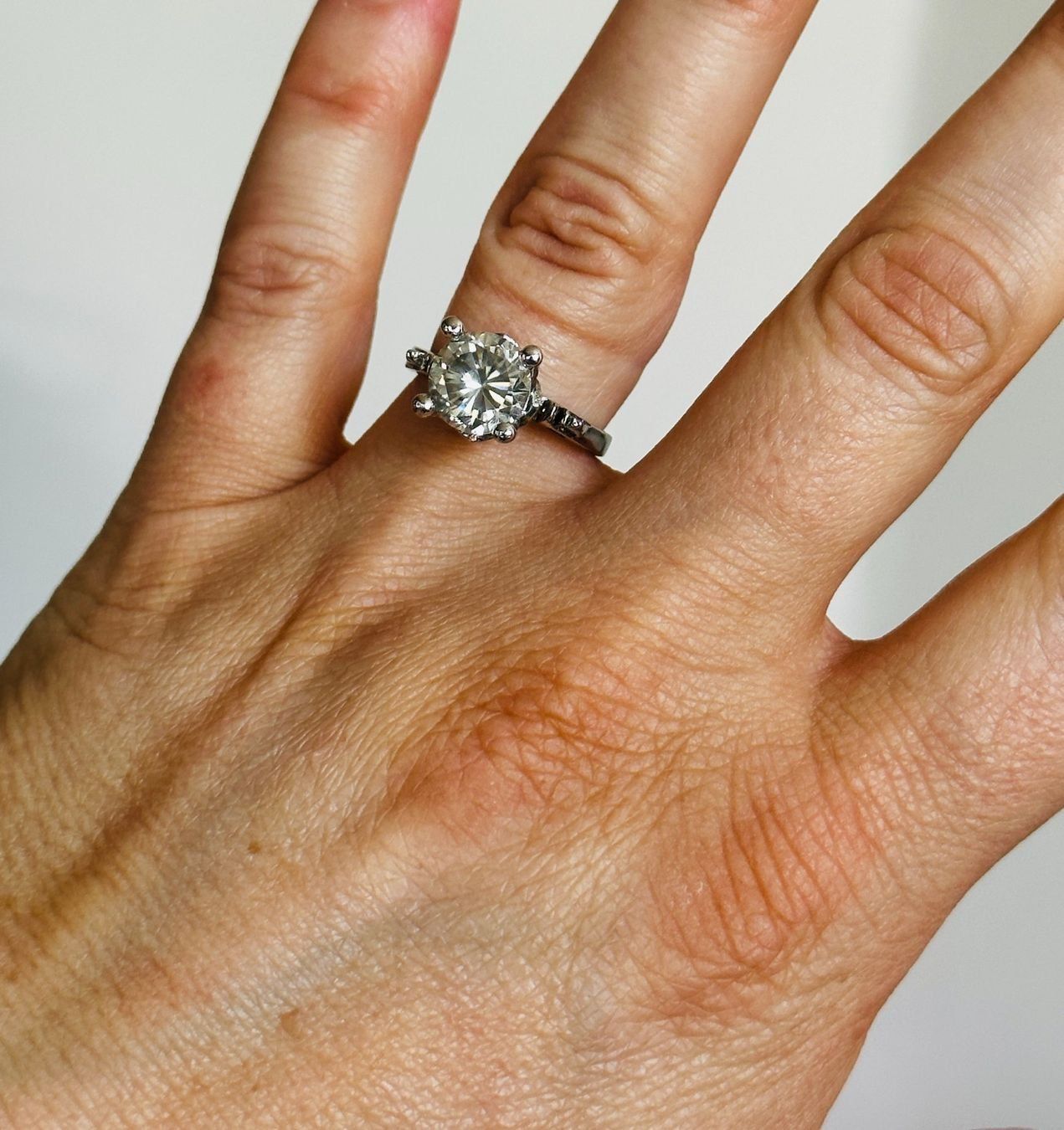 Anelli: 8,5 mm White Real Moissanite ring size 7 – Nuovo e nell'imballaggio originale da Genève venduto da AGBERG 1