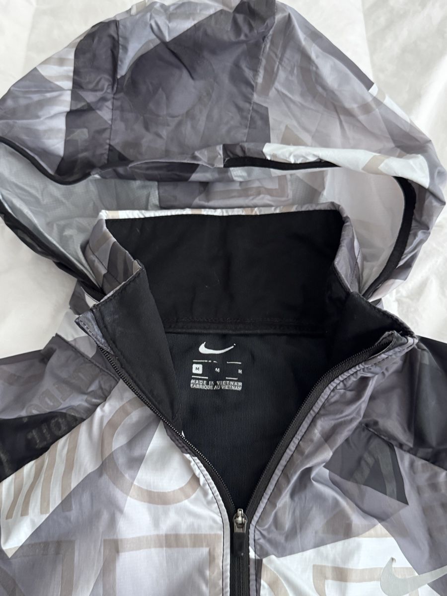 Nike Giacche: Nike Running Lightweight Jacket - Gray Black Pattern – Nuovo (secondo la descrizione) da Zürich venduto da Tanja_G88 1
