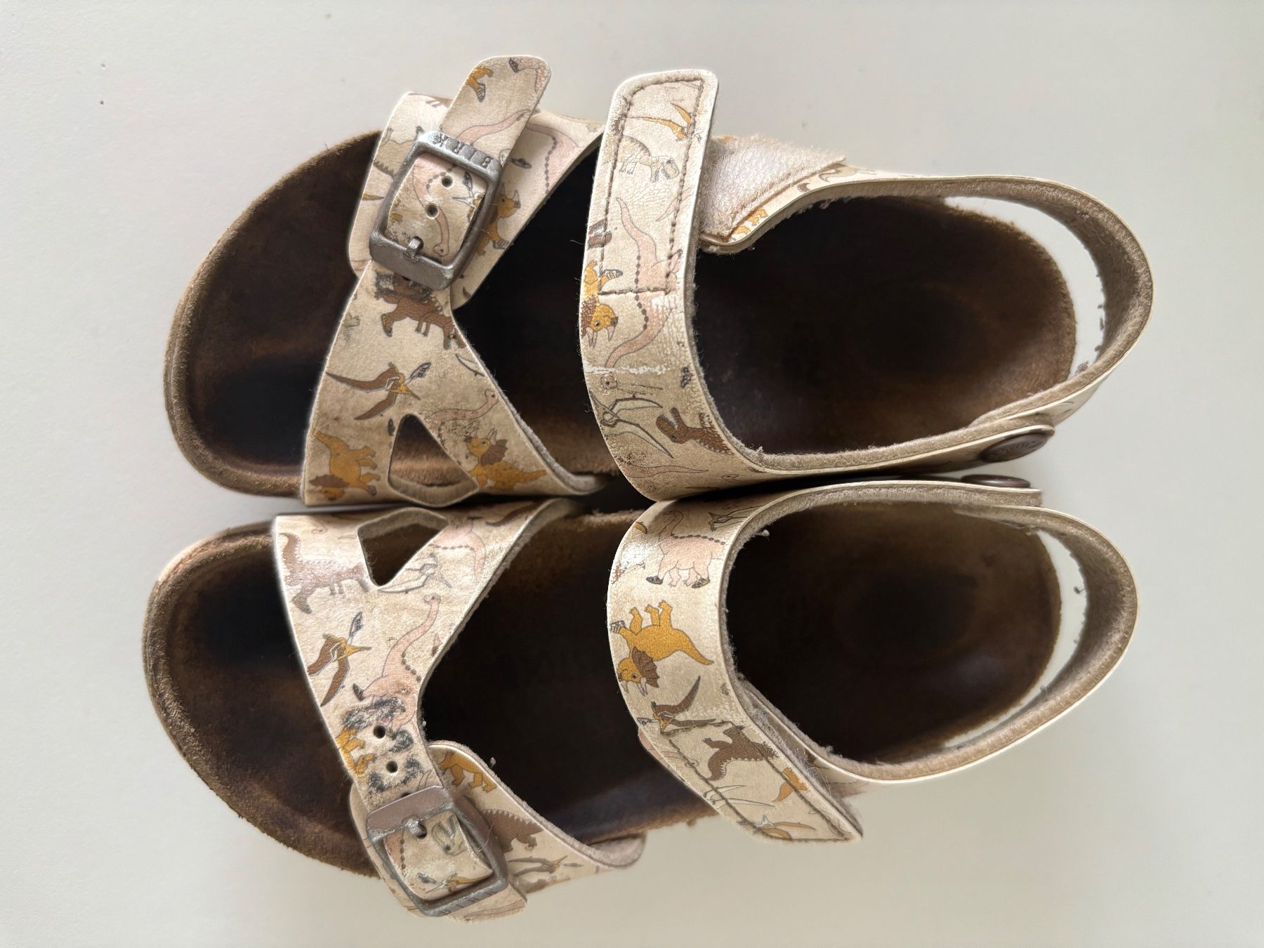 Birkenstock Scarpe per ragazzi: Birkenstock Sandale mit Dinos | Gr.28 – Usato da Lenzburg venduto da Orzo3 1