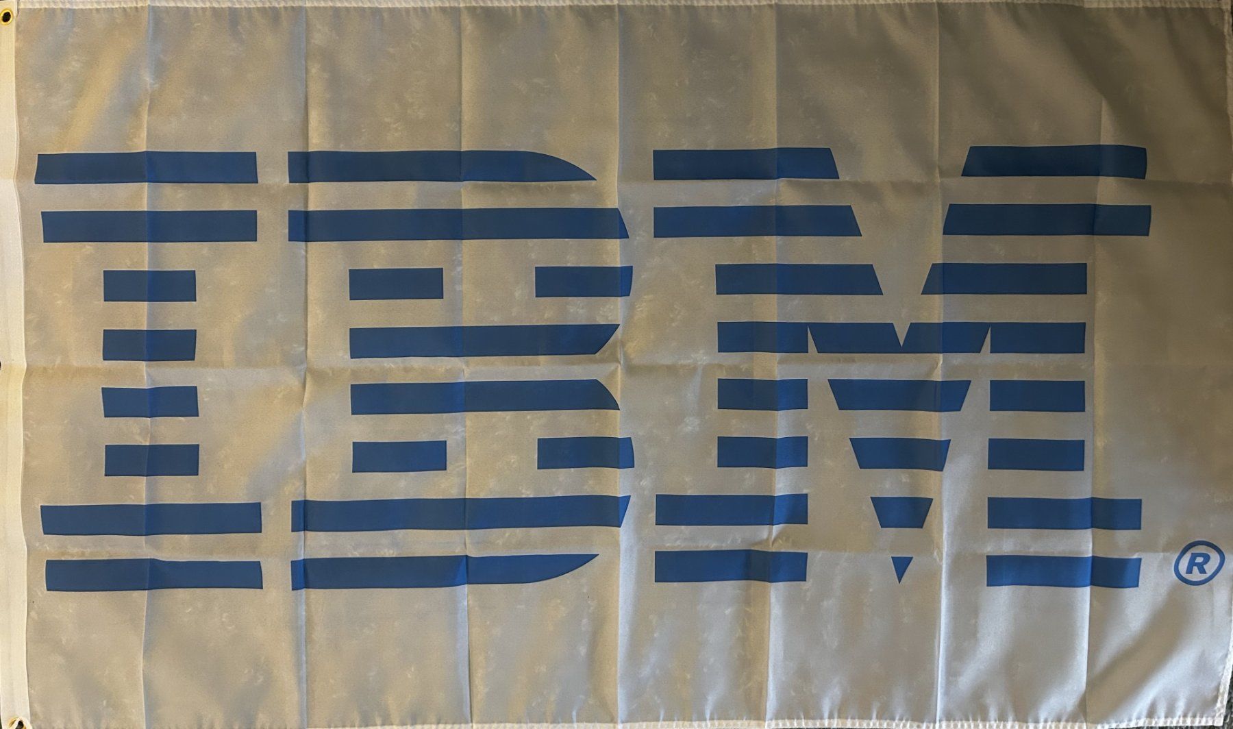 Fahnen: IBM Fahne Computer Laptop IT Software Hardware PC Flag Logo – Neu und originalverpackt aus Dättlikon von easythings