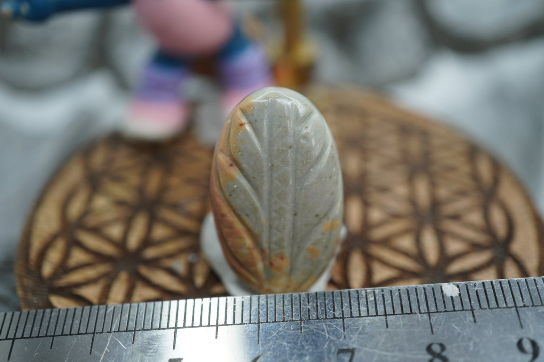 Minerali & Pietre curative: Polychrom Jaspis    Blatt Geschnitzt  Cabochon   Ab 1.- – Nuovo e nell'imballaggio originale da Eschenbach SG venduto da topstone
