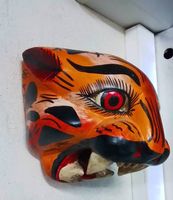 Statue de tigre oriental en bois sculpté  et peint