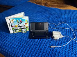 Nintendo DSi Schwarz mit Ladekabel und New Super Mario Bros