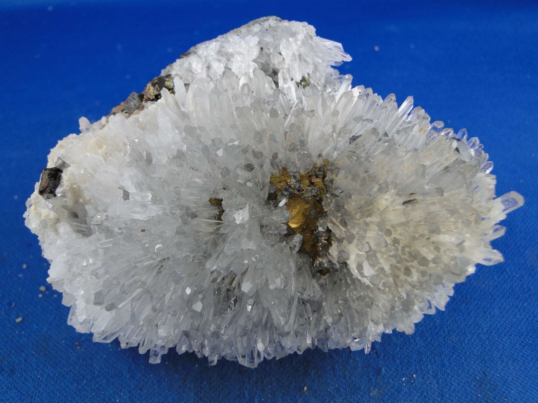 Minerali & Pietre curative: Scheelit mit Quartz und Chalkopyrit – Usato da Schinznach Bad venduto da Demerald