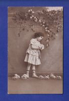 ENFANT - Jeune fille et fleurs
