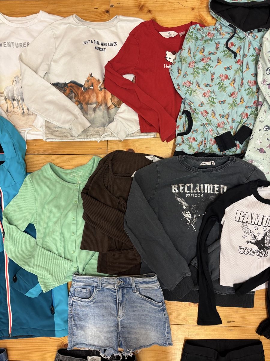 Lotti & Set di vestiti: Kleiderpaket Mädels, Grösse 146/152 – Usato da Büren an der Aare venduto da Nikito2001 2