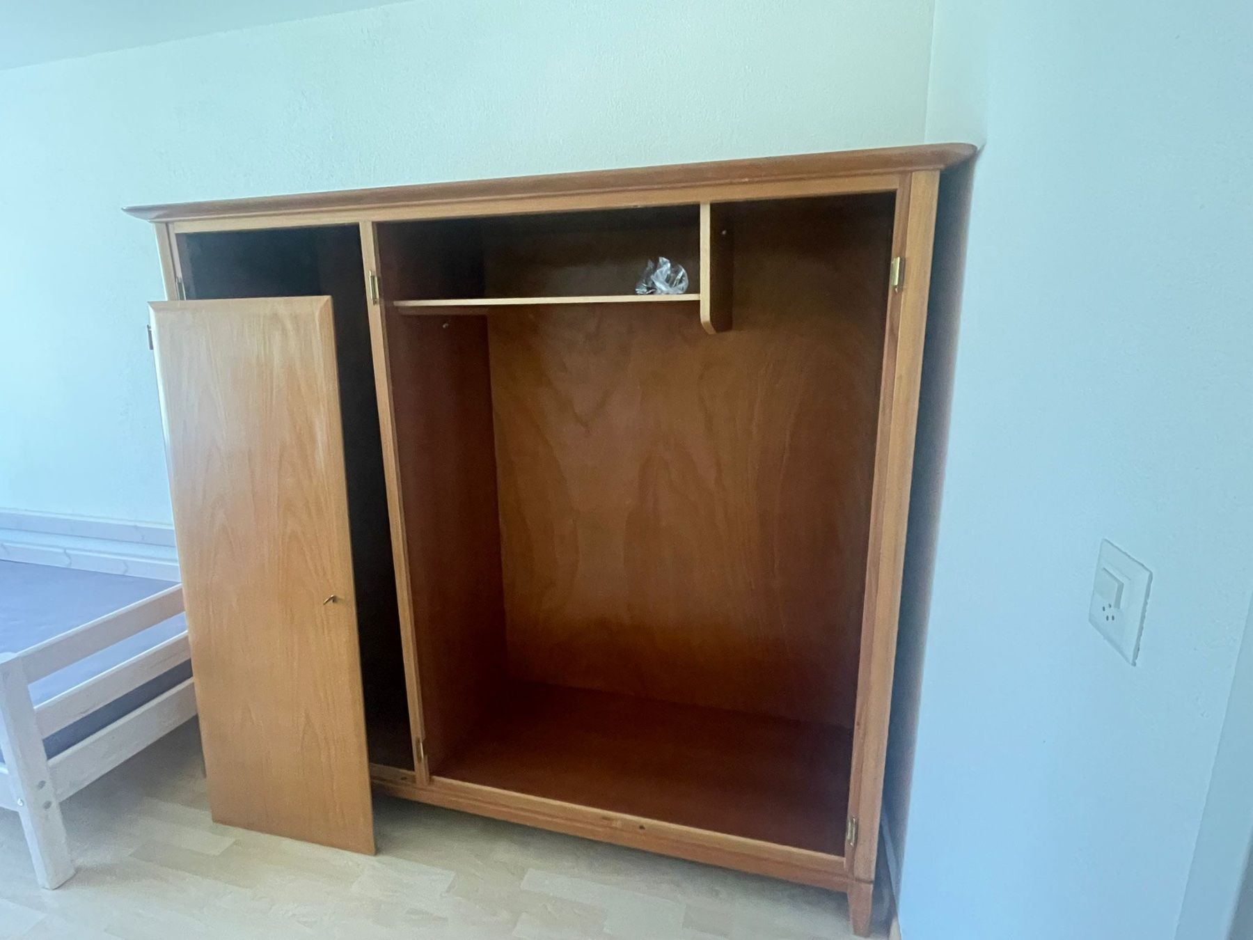 Schränke: Schrank aus Holz – Gebraucht aus Uster von gummistiefelrot 1