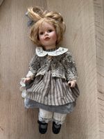 Vintage Porzellanpuppe mit Kleid – Sammlerpuppe