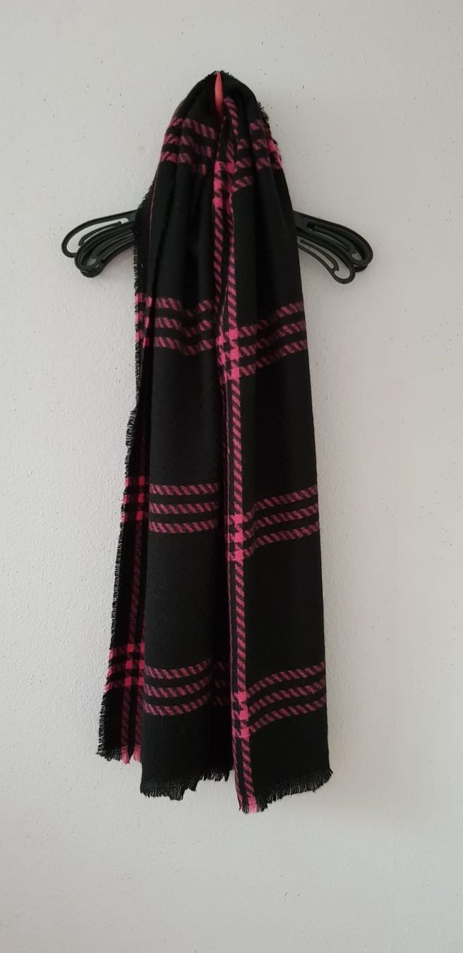 Foulard & Sciarpe: Écharpe noire et rose à carreaux chaude – Nuovo (secondo la descrizione) da Versoix venduto da aline_b