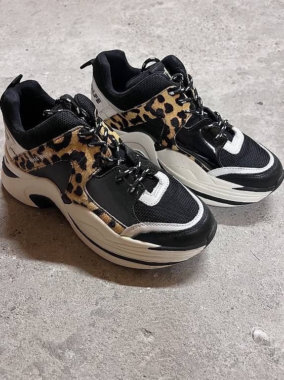 Scarpe da donna: Baskets Naked Wolfe taille 39 – Usato da La Chaux-de-Fonds venduto da dianapsf
