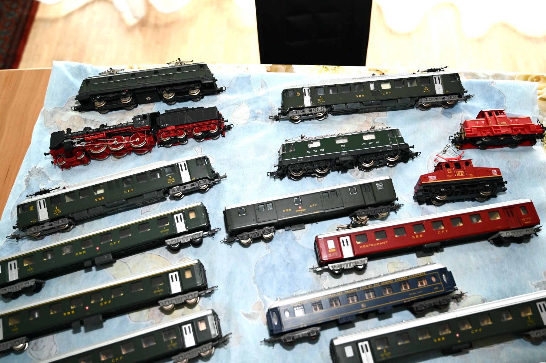 Modellini di ferrovie: Komplete Modelleisenbahn Anlage 9 Loks – Usato da Zufikon venduto da Connec 1