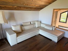 Modernes cremeweisses Ecksofa mit Chaiselongue