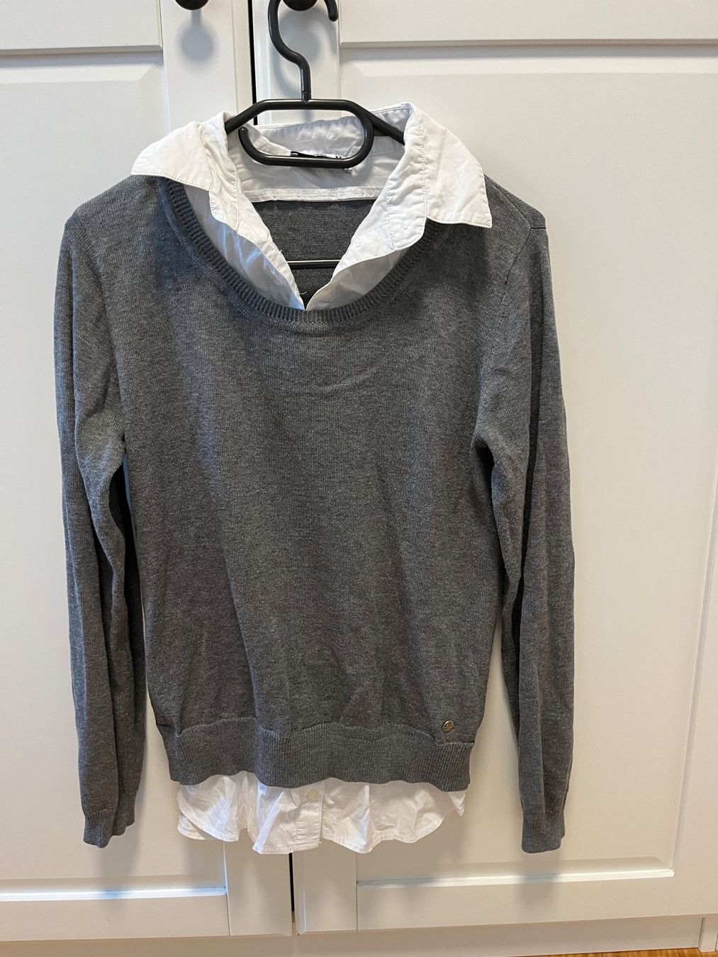 Maglioni & Felpe: Sweatshirt grau mit integrierter Bluse,  Gr.S – Usato da Arlesheim venduto da Eli_77