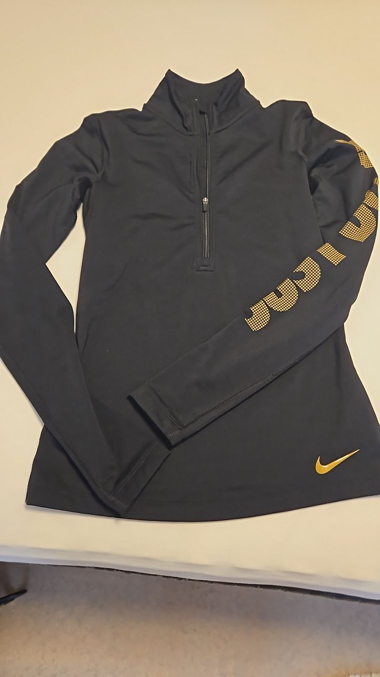 Nike T-shirts: Oberteil  – D'occasion à St. Gallen par tan_jnl7