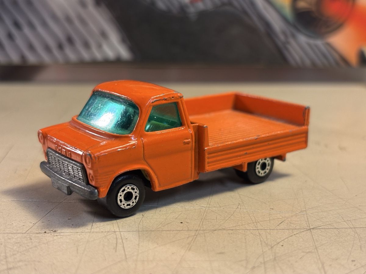 Matchbox Modellini d'auto: Matchbox Ford Transit – Usato da Möriken AG venduto da Classics16