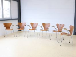 Arne Jacobsen Stühle mit Armlehne von Fritz Hansen