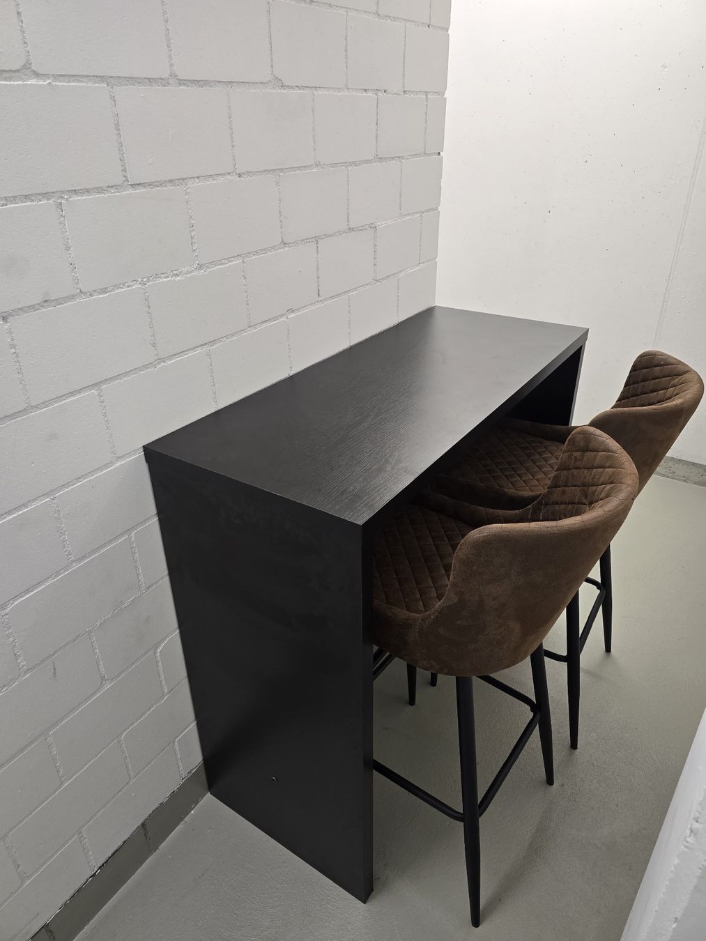 Tables: Moderner Stehtisch / Bartisch in Schwarzbraun – D'occasion à Wädenswil par MilouvdM