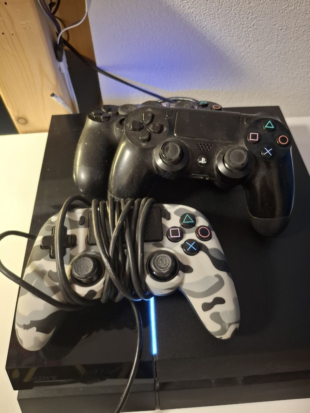 Sony Console: Sony PlayStation 4 Konsole mit 3 Controller – Usato da Altendorf venduto da tenorhorn 1