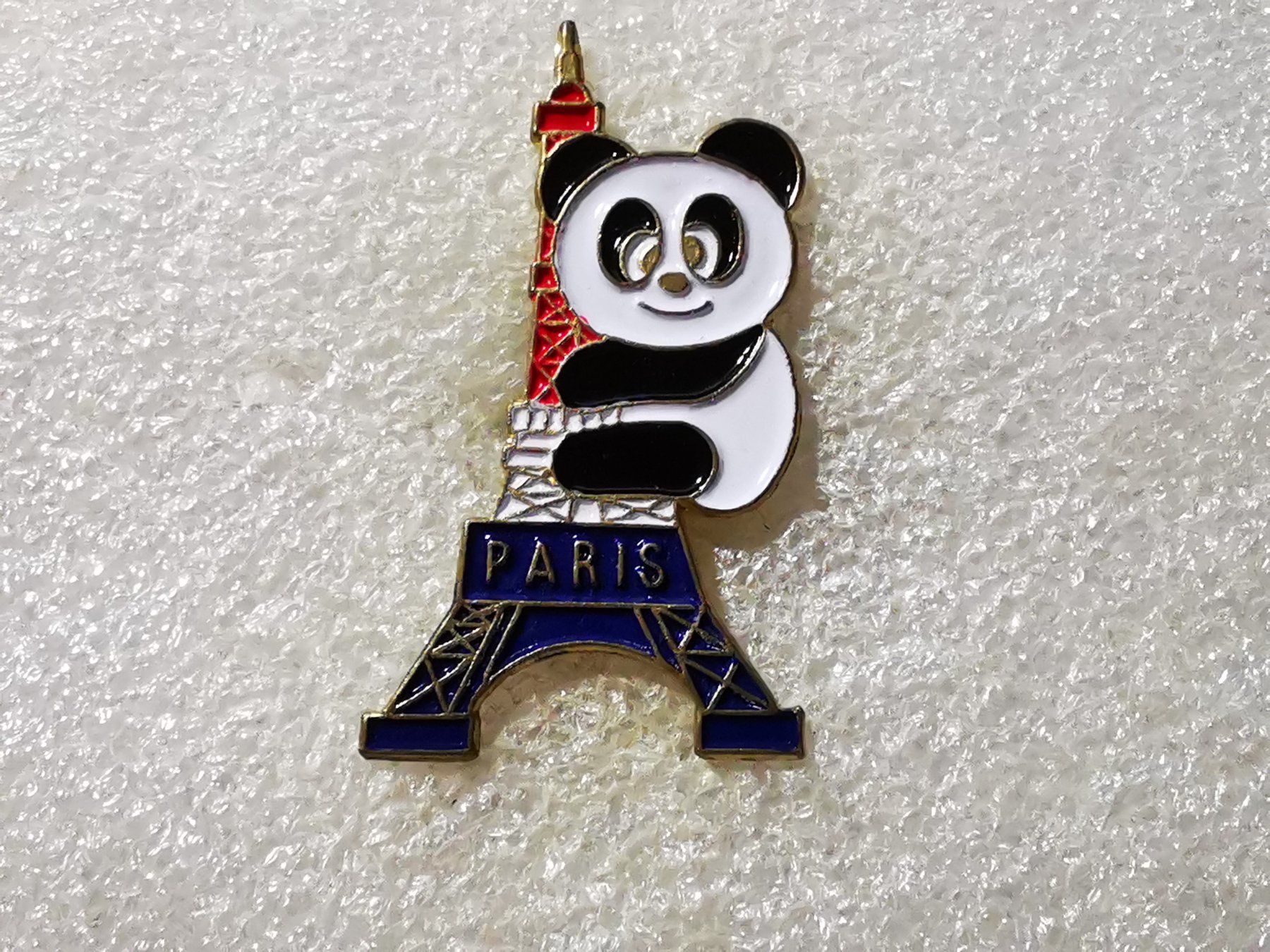 Placchette & Badge: Ansteckpin 82: Panda auf Eiffelturm Paris – Usato da Oppligen venduto da Pin-Fall-Shop