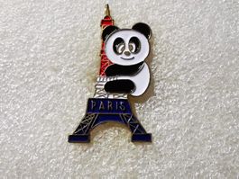 Ansteckpin 82: Panda auf Eiffelturm Paris