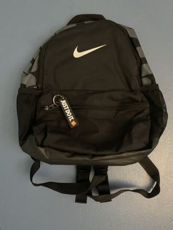 kleiner Rucksack von Nike, schwarz