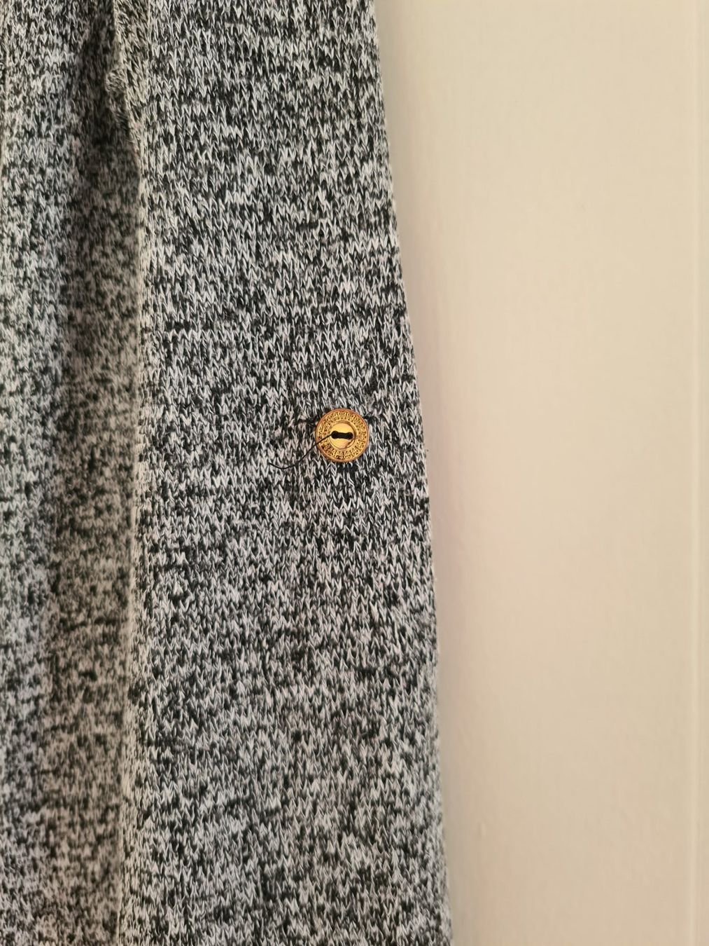 Maglioni & Felpe: Leichter Pullover grau mit goldigem Reißverschluss – Usato da Schaffhausen venduto da sabrina915 3