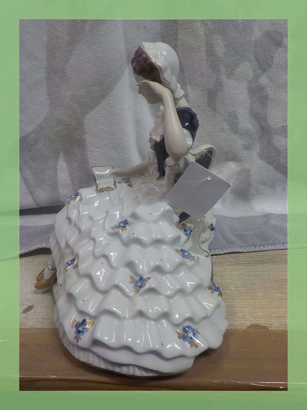 Royal Dux Statuette: Royal Dux Dame Mit Buch – Usato da Bülach venduto da Freieck 1