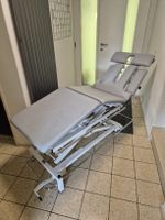 Elektrische Massageliege mit Zubehör
