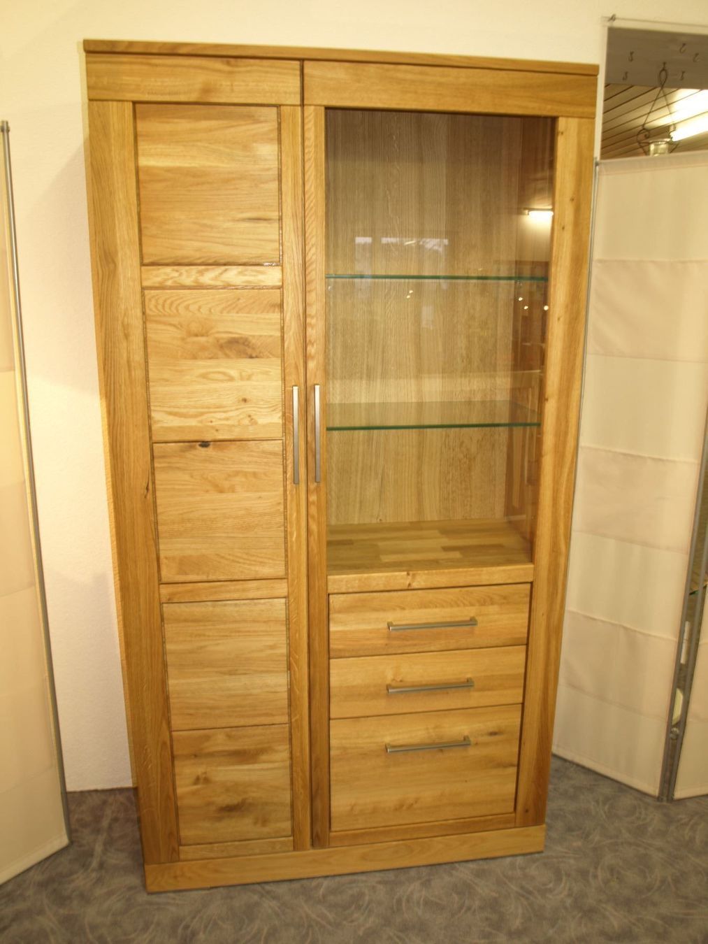 Vitrinen: Vitrine CASERA Asteiche massiv 100 cm – Neu (gemäss Beschreibung) aus Unterentfelden von moebelrufli 1