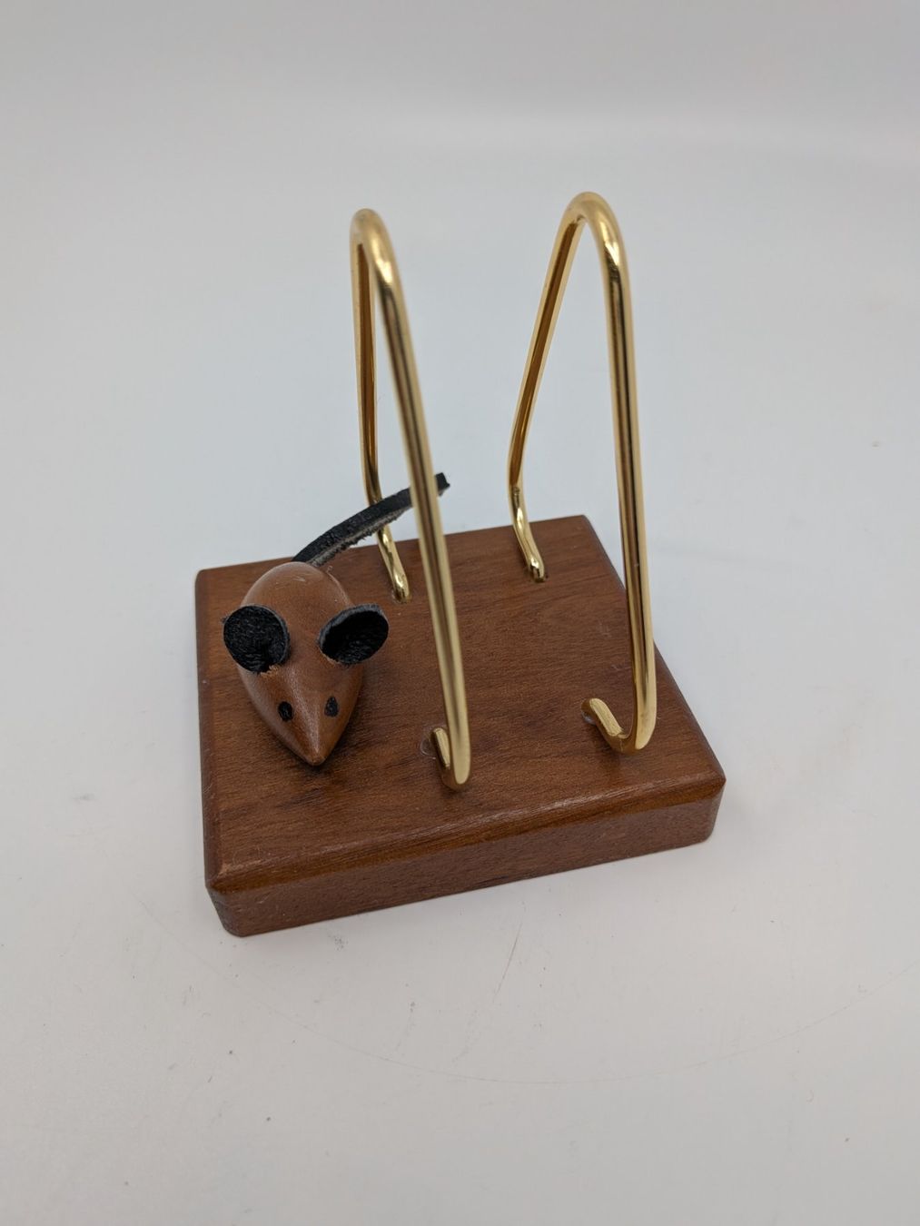 Statuette: Mid Century Brief- oder Serviettenhalter mit Maus – Usato da Emmen venduto da magelan 1