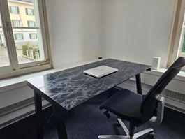 Bürotisch mit Glasplatte - modern und stabil