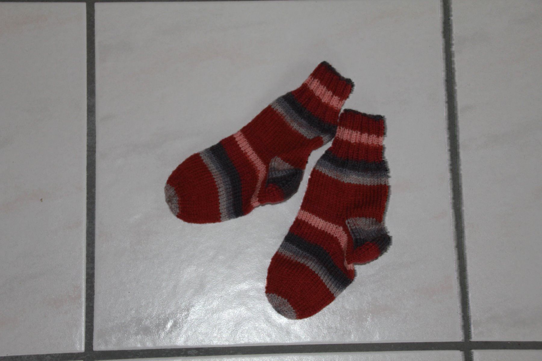 Calze per bambini: Handgestrickte Kindersocken Grösse 22/23 – Nuovo e nell'imballaggio originale da Wallenwil venduto da Sahron