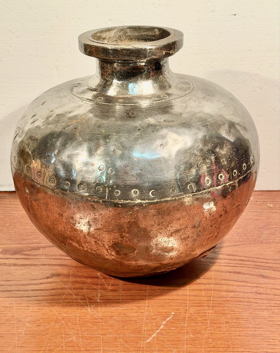 Vasen & Gefässe: Vintage Hammered Metal Pot - Unique Decorative Piece – Gebraucht aus Lausanne von artnouveau04 1