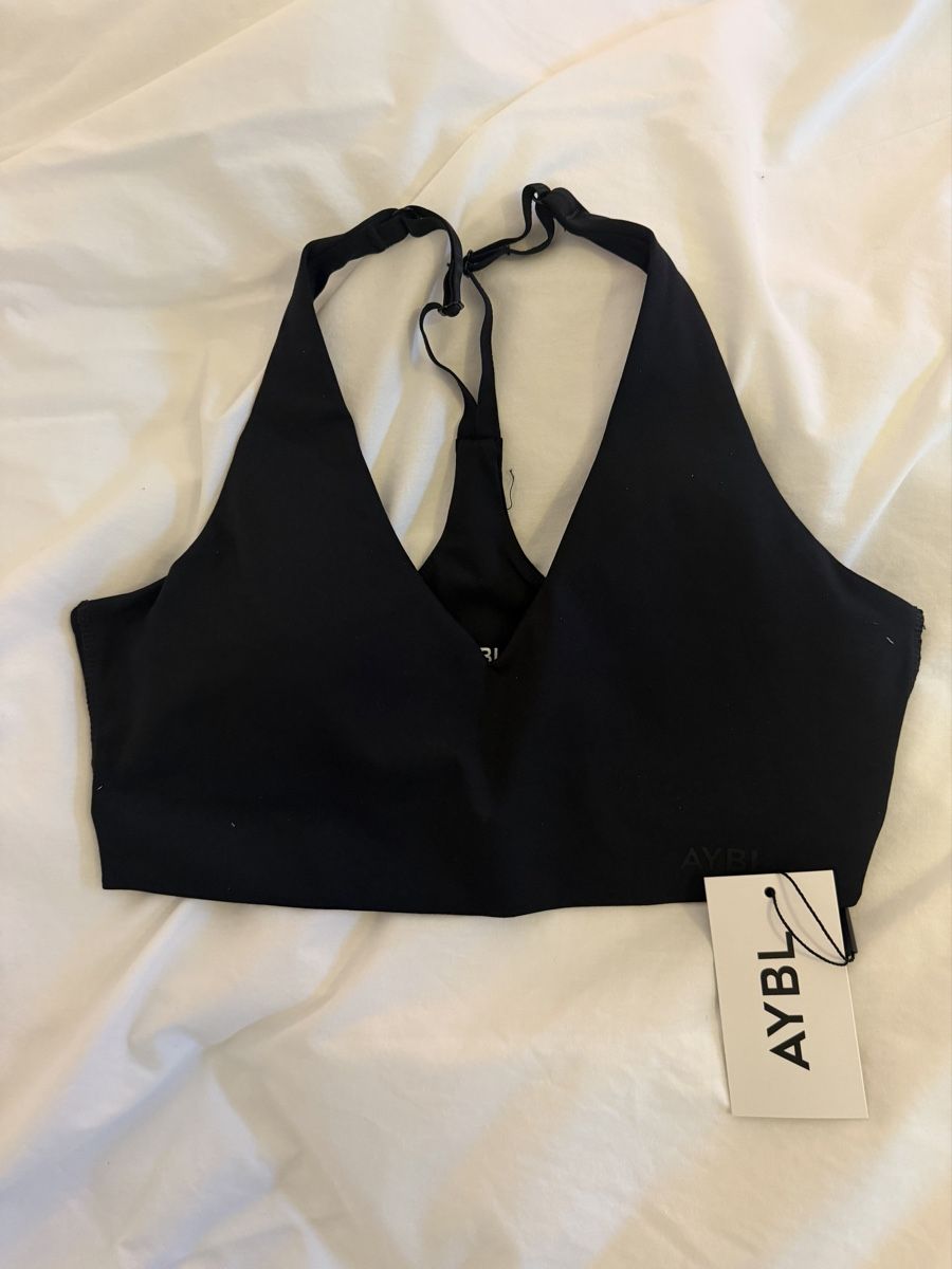 Top: AYBL Staple Sports Bra – Nuovo (secondo la descrizione) da Zürich venduto da jen_cjf7