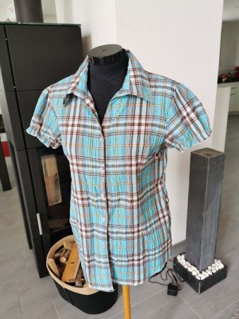 Sommerbluse mit Karomuster und Puffärmel
