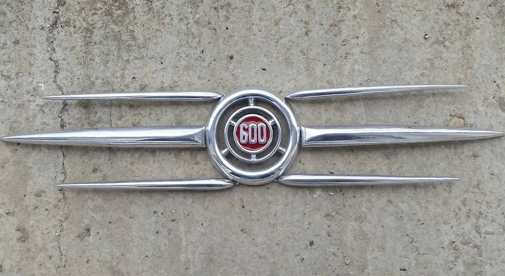 Tutti pezzi di ricambio auto: Fiat 600 oldtimer 1 Serie emblem  – Usato da Zürich venduto da Gregorycar