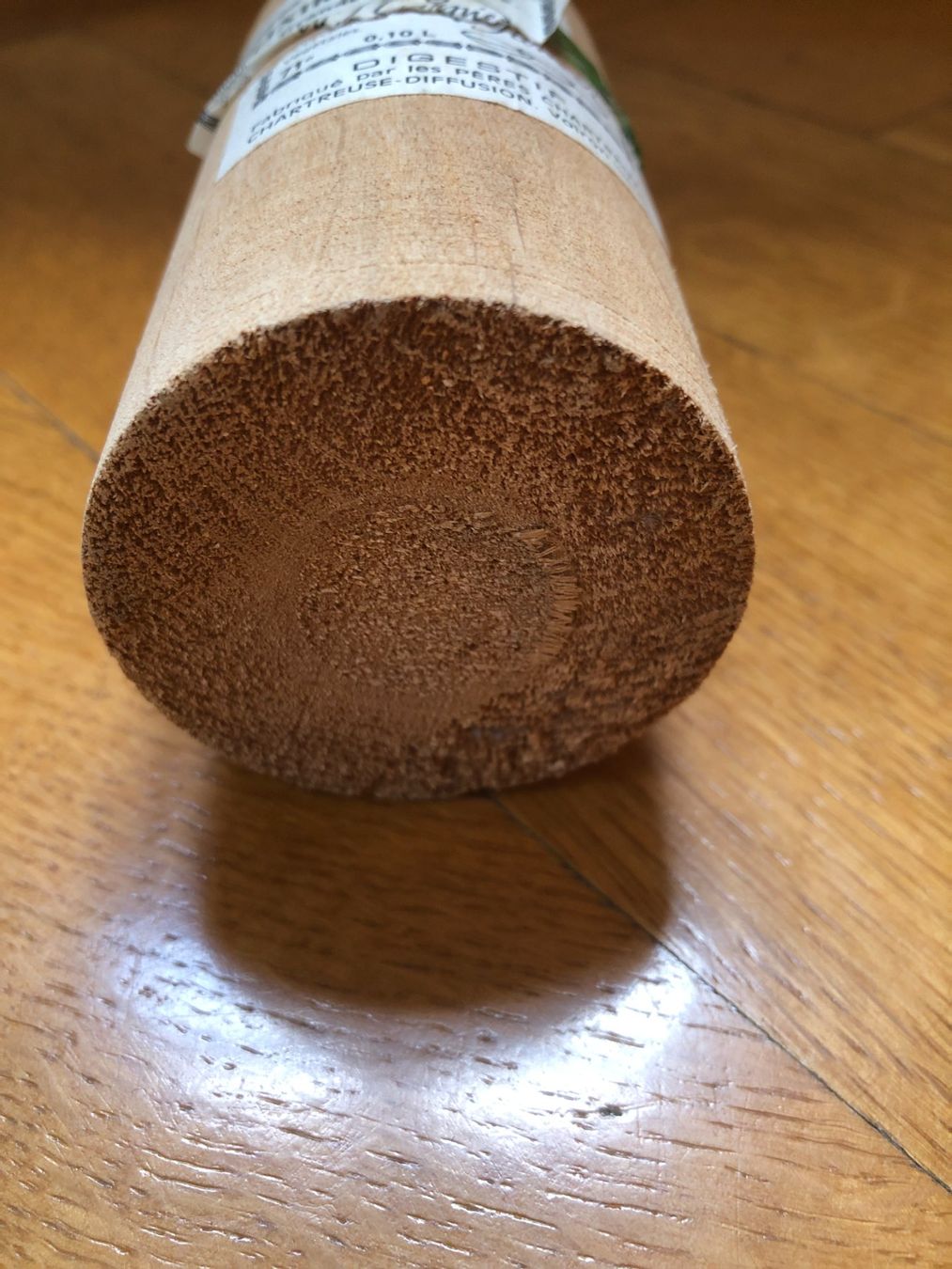 Accessori da laboratorio: Antikes Chartreuse Elixir Végétal Holzfläschchen mit Etikett – Usato da Basel venduto da raresbares 3