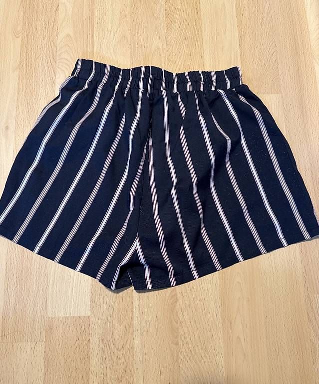 Pantalons: Gestreifte Shorts – D'occasion à Alchenflüh par selina077 1