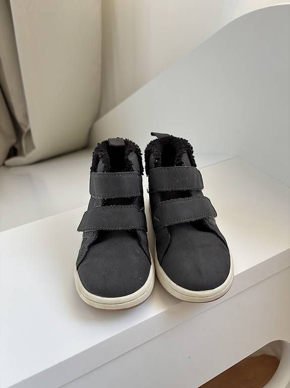 Chaussures garçon: Turnschuhe Gr.25 – D'occasion à Benken ZH par kbu_n2fl